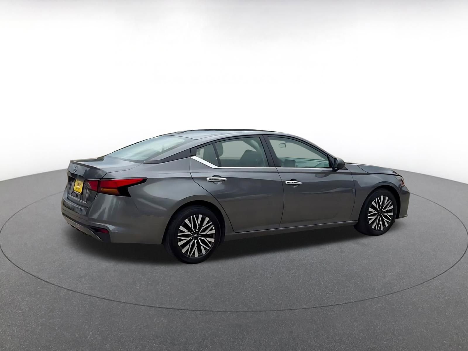 Used 2025 Nissan Altima 2.5 SV FWD image 15