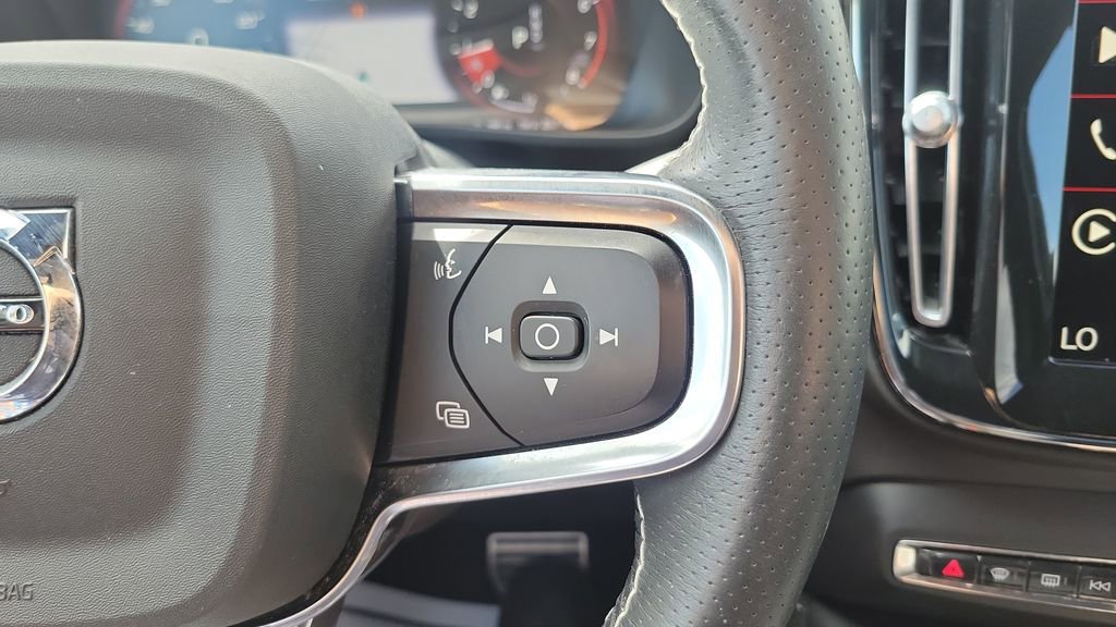 Used 2021 Volvo XC40 T5 R-Design w/ Advanced Package image 26