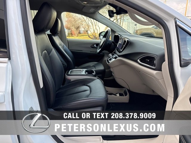 Used 2024 Chrysler Pacifica Touring-L image 12