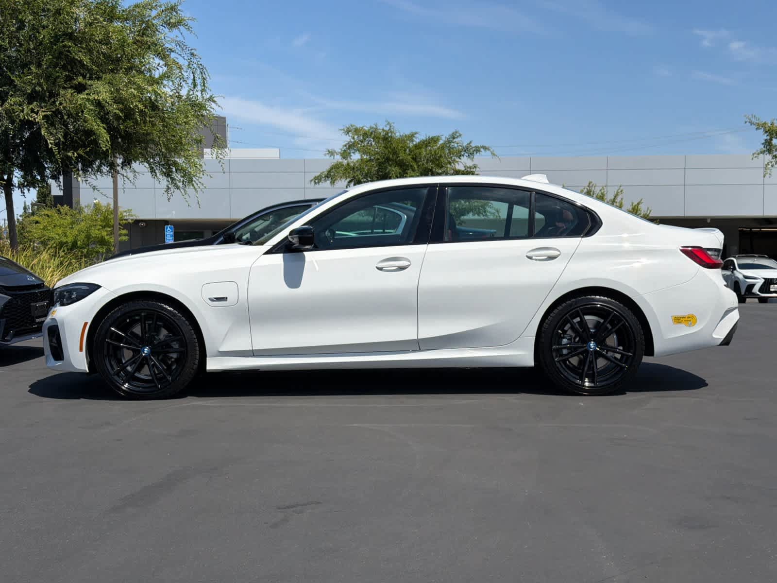 Used 2022 BMW 330e w/ M Sport Package RWD image 9