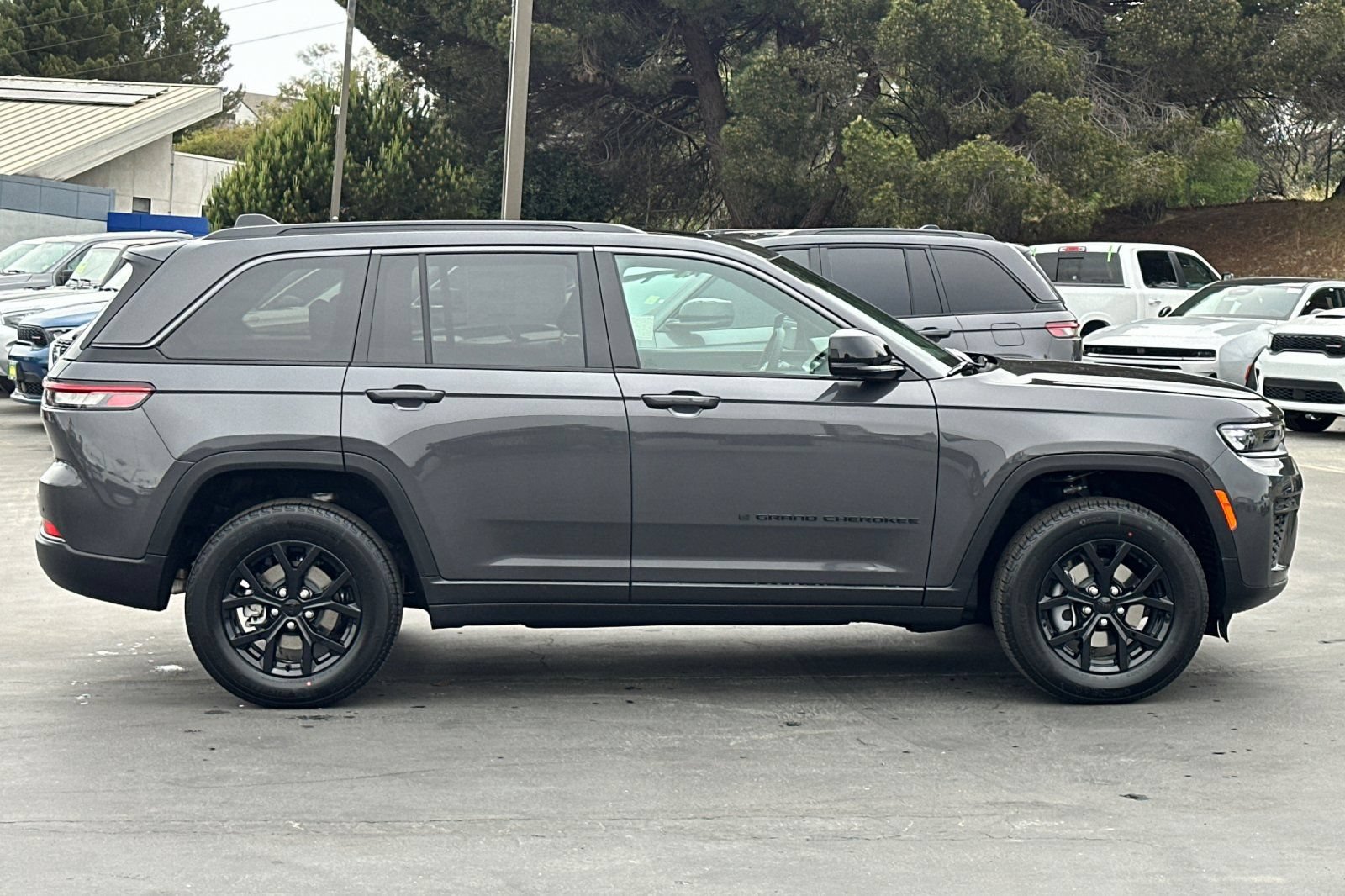 New 2026 Jeep Grand Cherokee Altitude AWD/4WD image 3