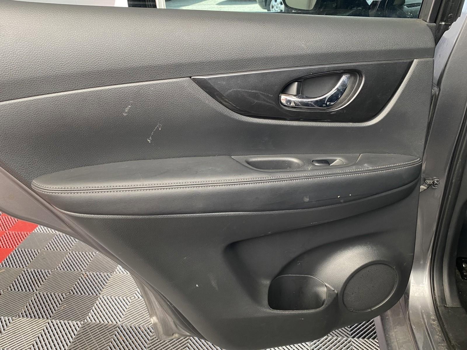 Used 2018 Nissan Rogue SV w/ Premium Package image 16