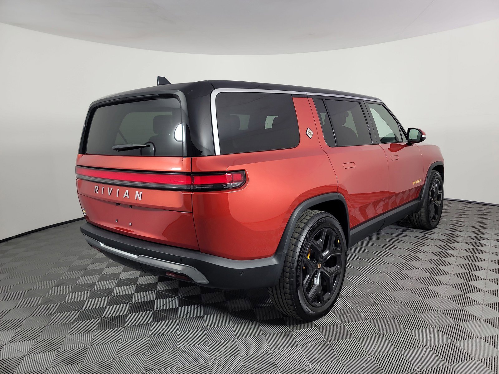 Used 2024 Rivian R1S Adventure image 5