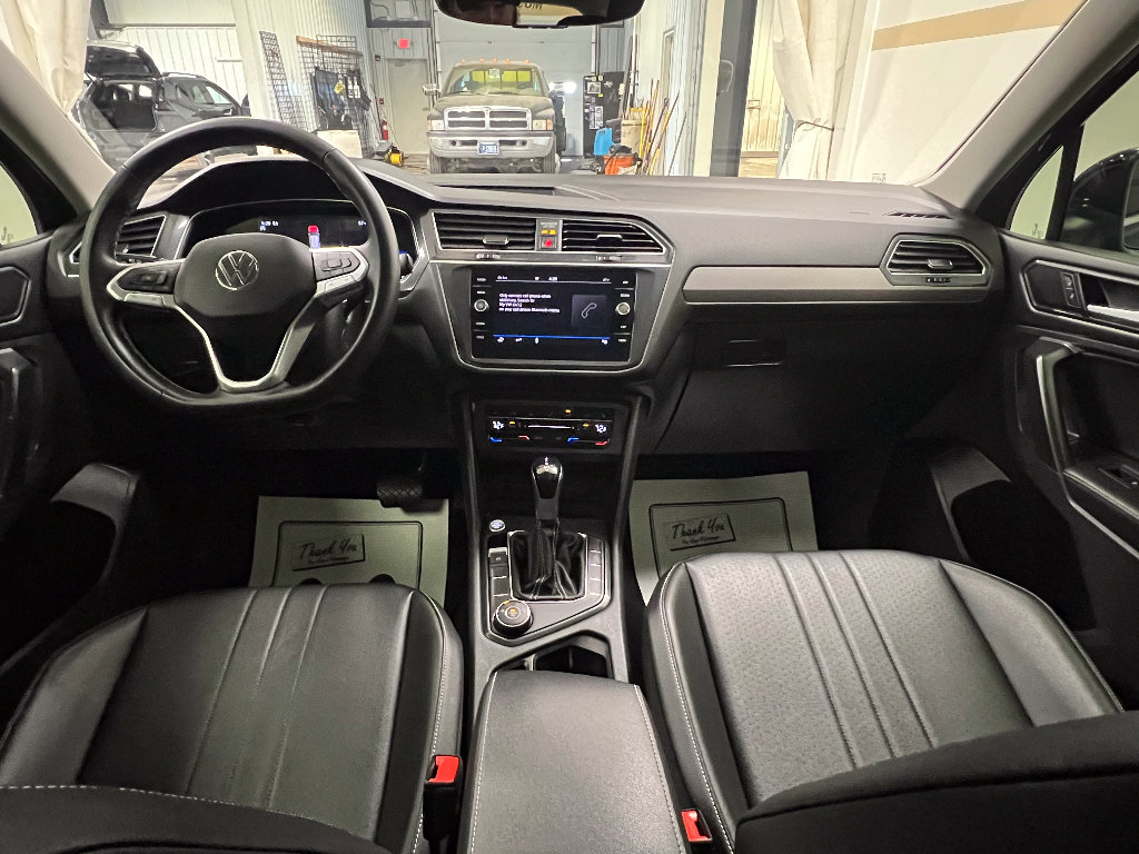 Used 2022 Volkswagen Tiguan SE w/ Panoramic Sunroof Package image 8
