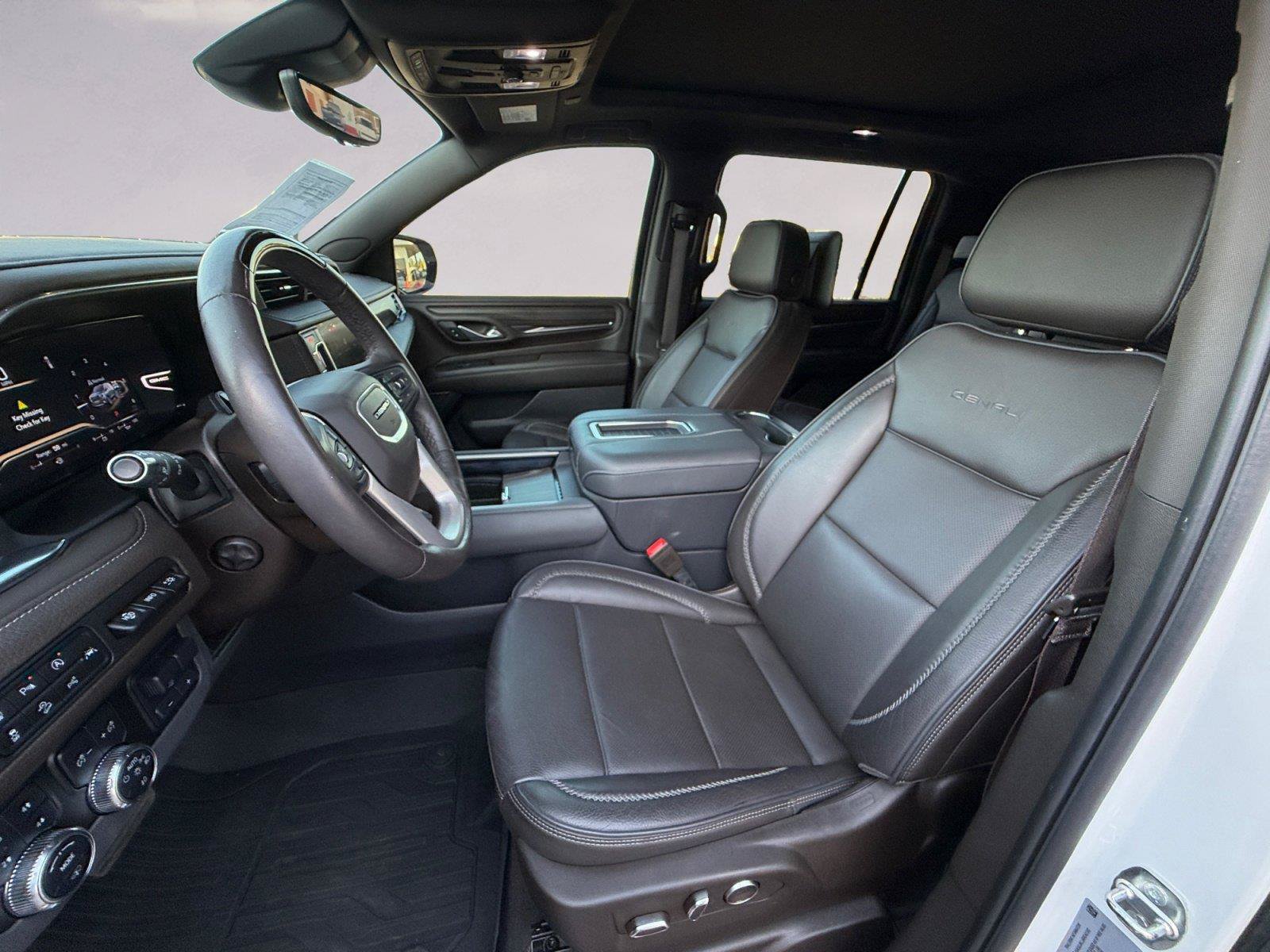 Used 2024 GMC Yukon XL Denali w/ Denali Reserve Package AWD/4WD image 9