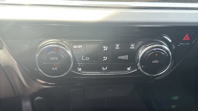 Used 2025 Chevrolet Trax LT w/ LT Convenience Package FWD image 21