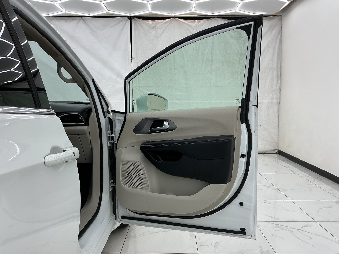 Used 2022 Chrysler Pacifica Touring-L FWD image 19