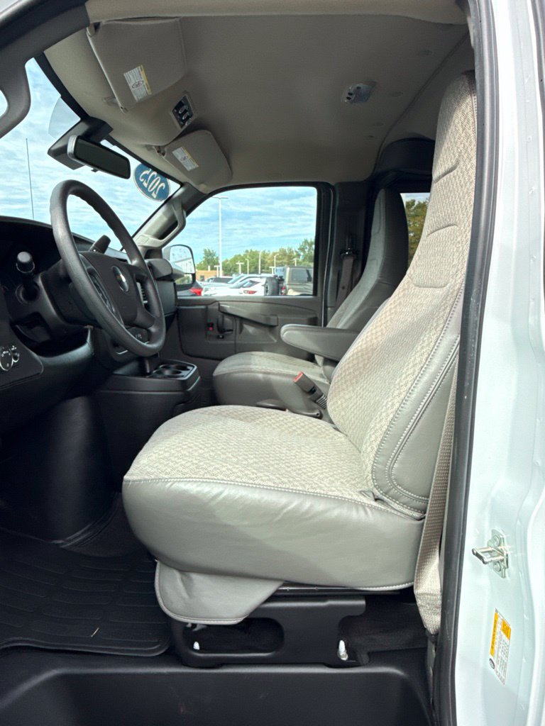 Used 2025 Chevrolet Express 3500 LT w/ LT Preferred Equipment Group RWD image 13