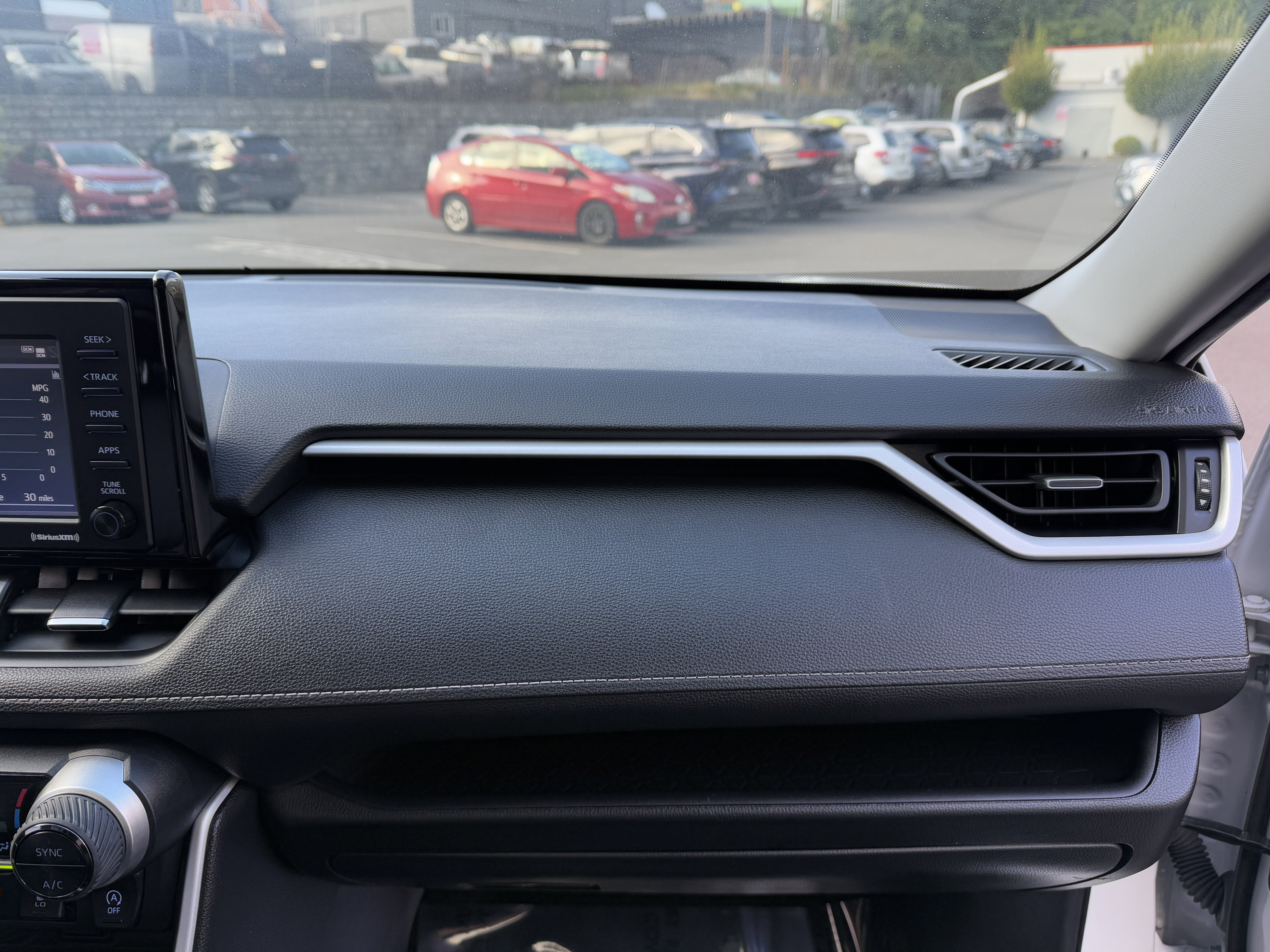 Used 2022 Toyota RAV4 XLE Premium image 23