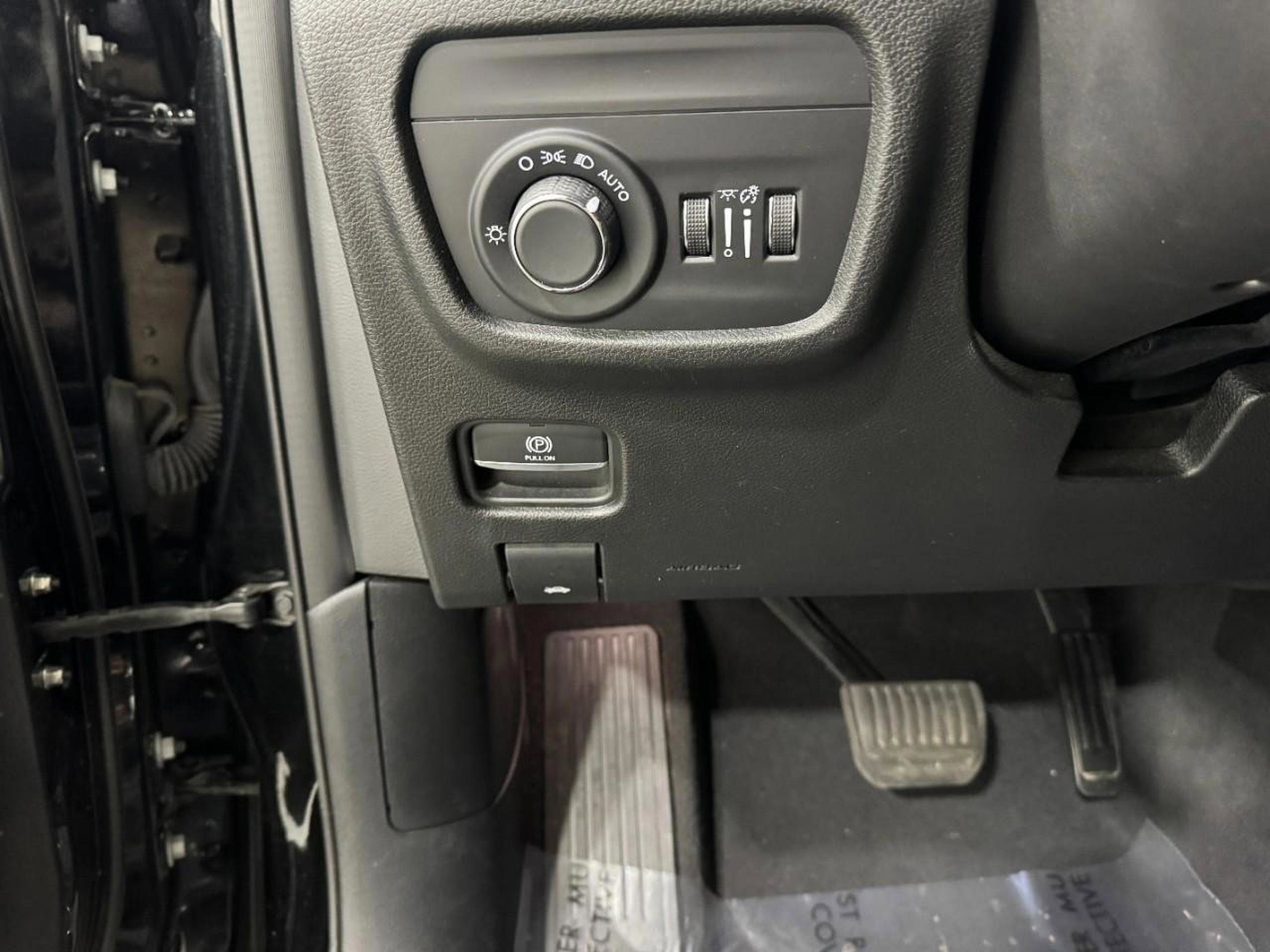 Used 2023 Jeep Grand Cherokee L Laredo image 28