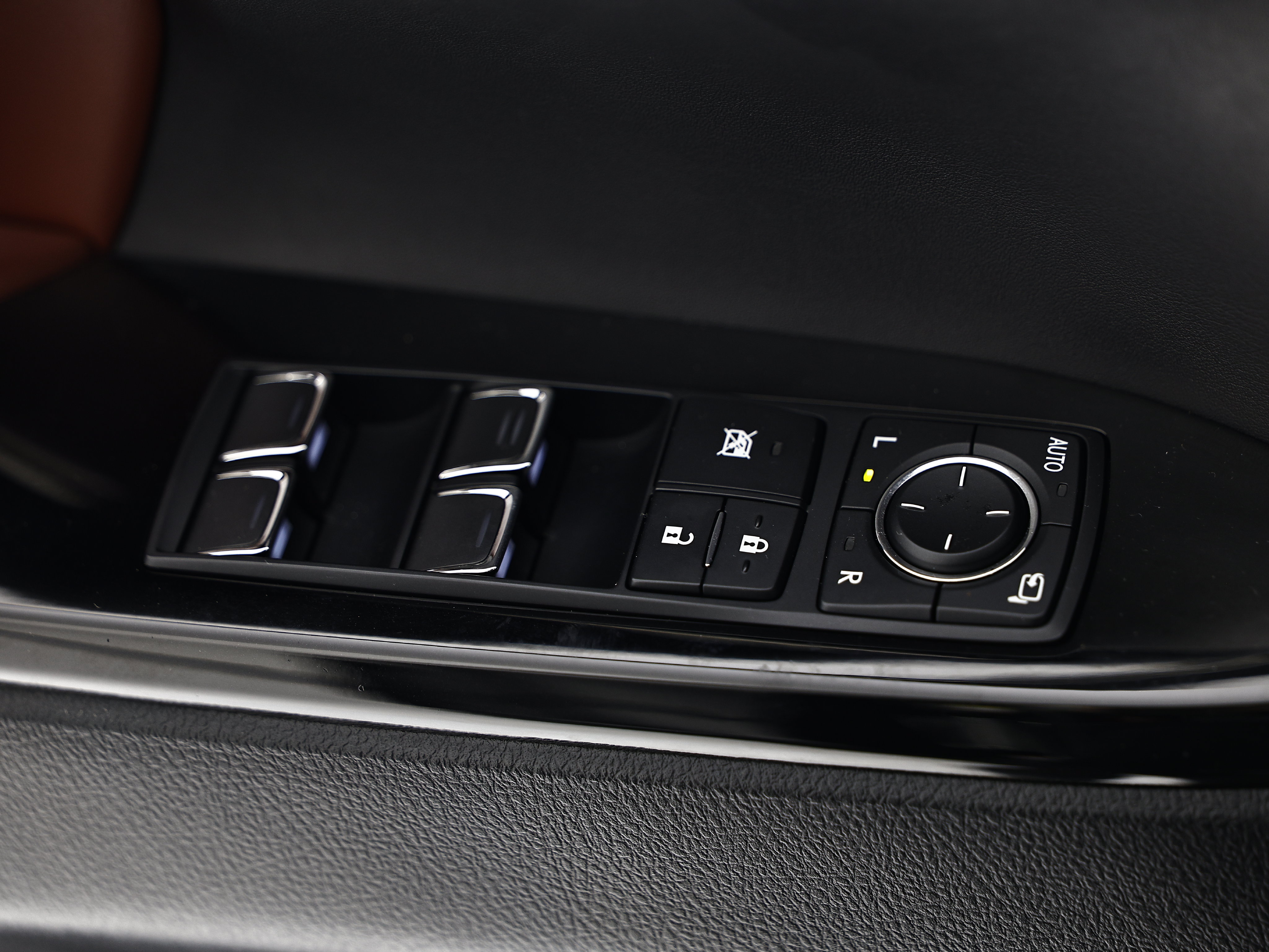 Used 2019 Lexus LX 570 4WD w/ Luxury Package image 22