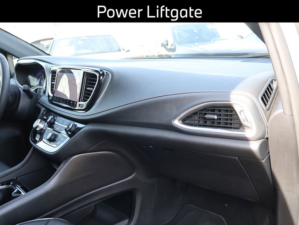 Used 2025 Chrysler Pacifica Limited image 12
