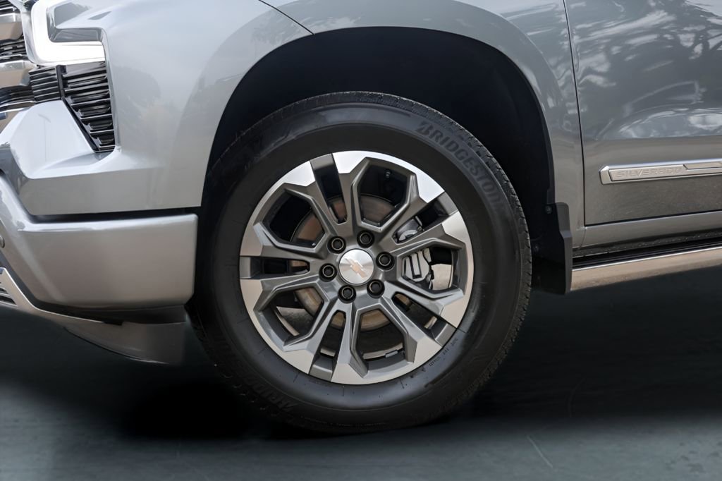 Used 2024 Chevrolet Silverado 1500 High Country RWD image 4
