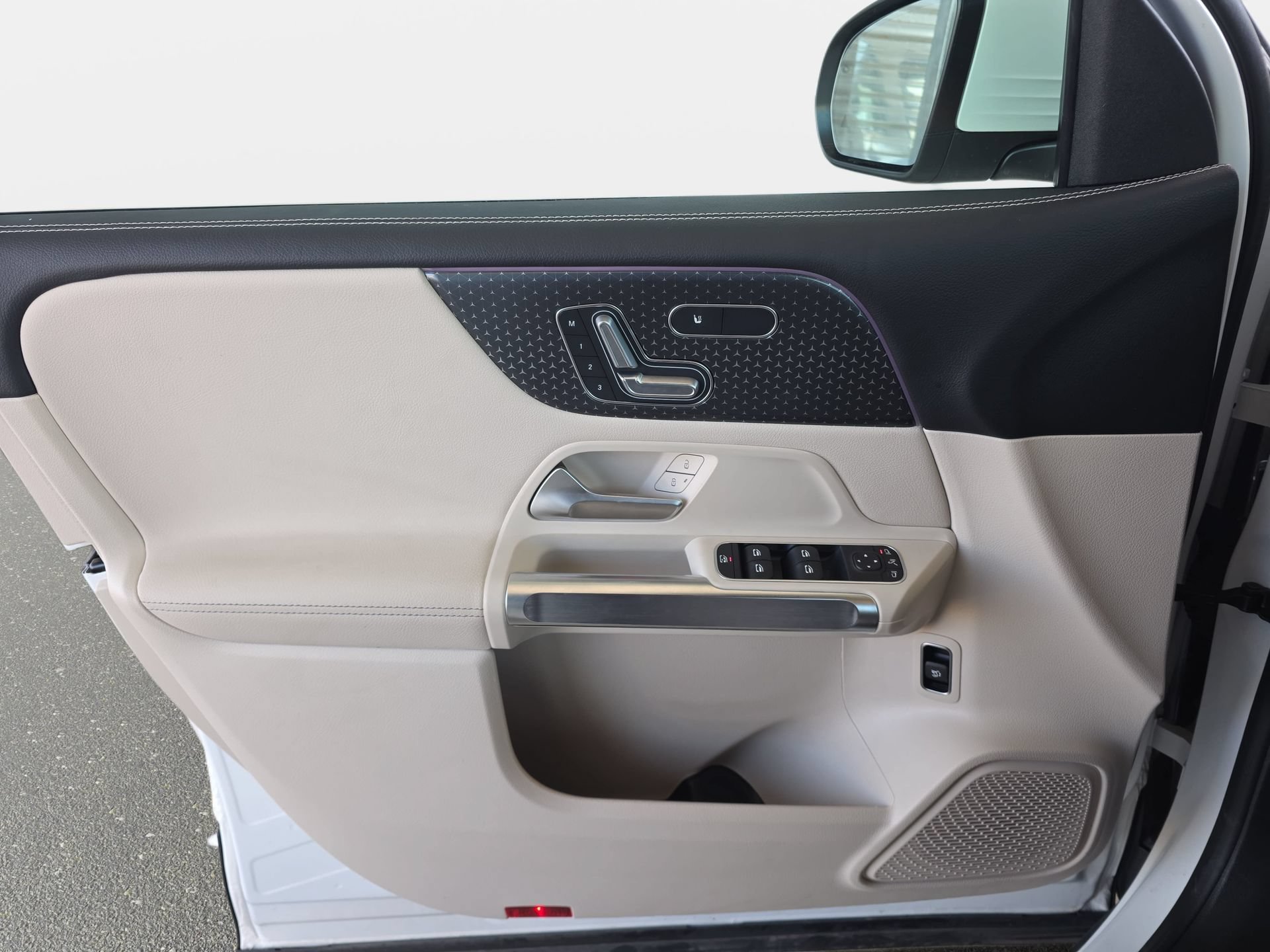 Used 2025 Mercedes-Benz GLB 250 image 26