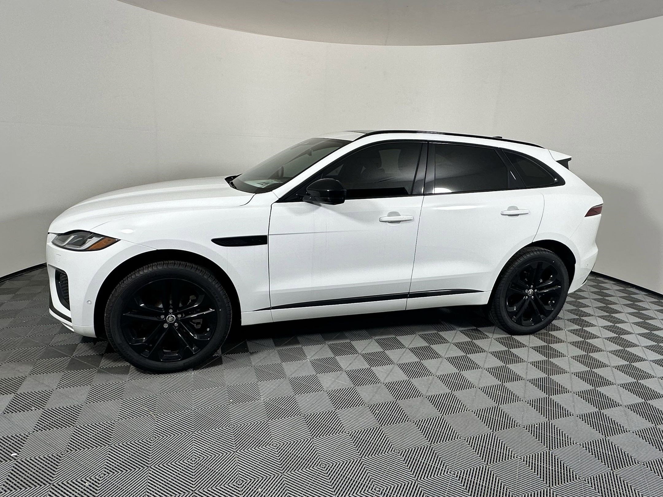 Used 2026 Jaguar F-PACE R-Dynamic S image 2