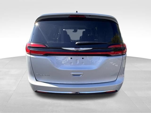Used 2024 Chrysler Pacifica Touring-L FWD image 6