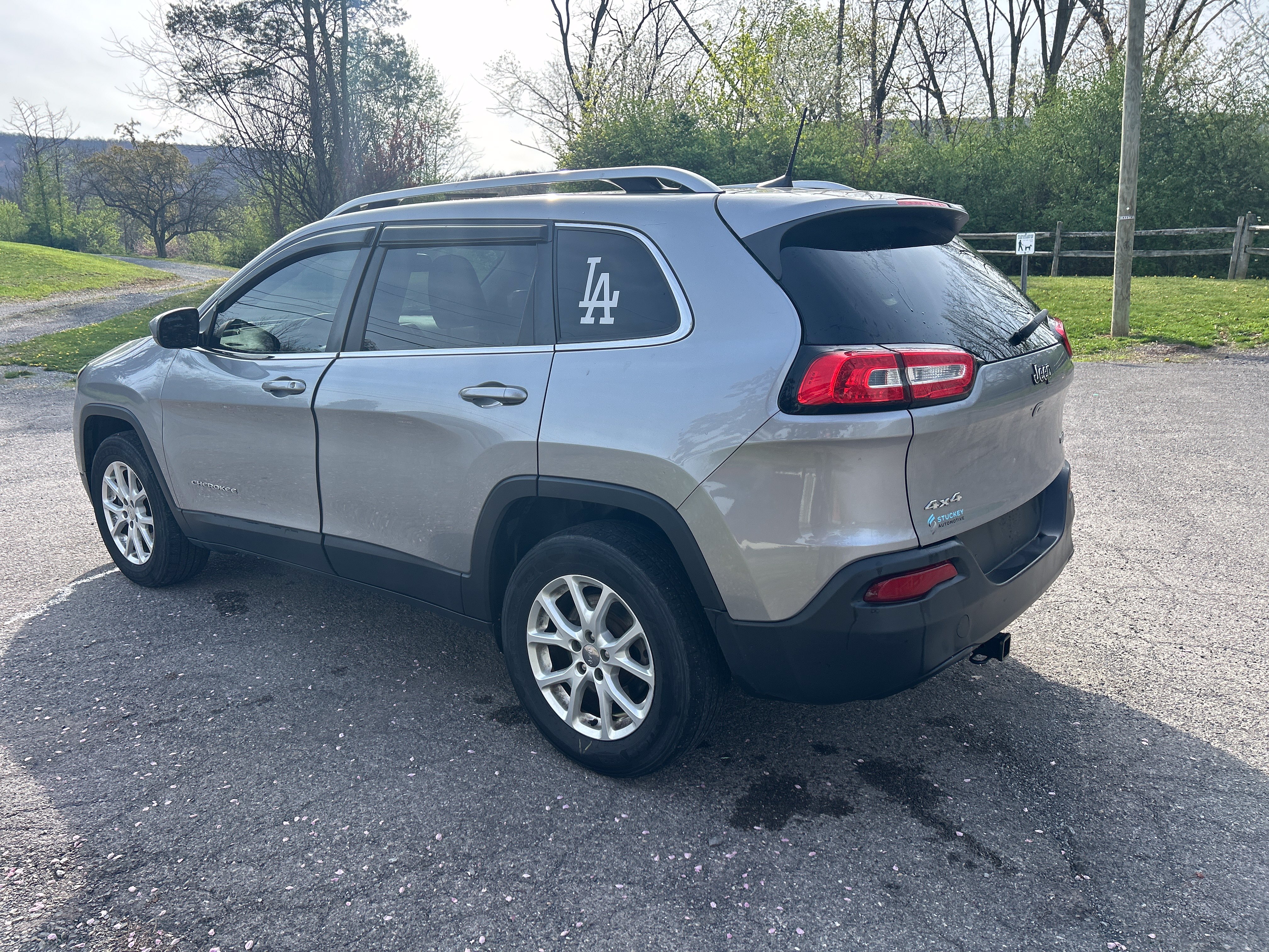 Used 2017 Jeep Cherokee Latitude AWD/4WD image 6