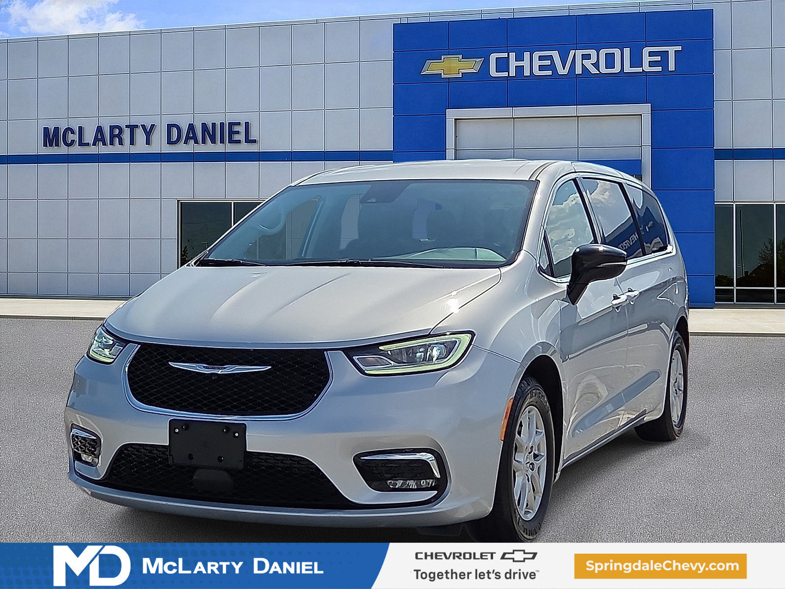 Used 2024 Chrysler Pacifica Touring-L FWD image 2