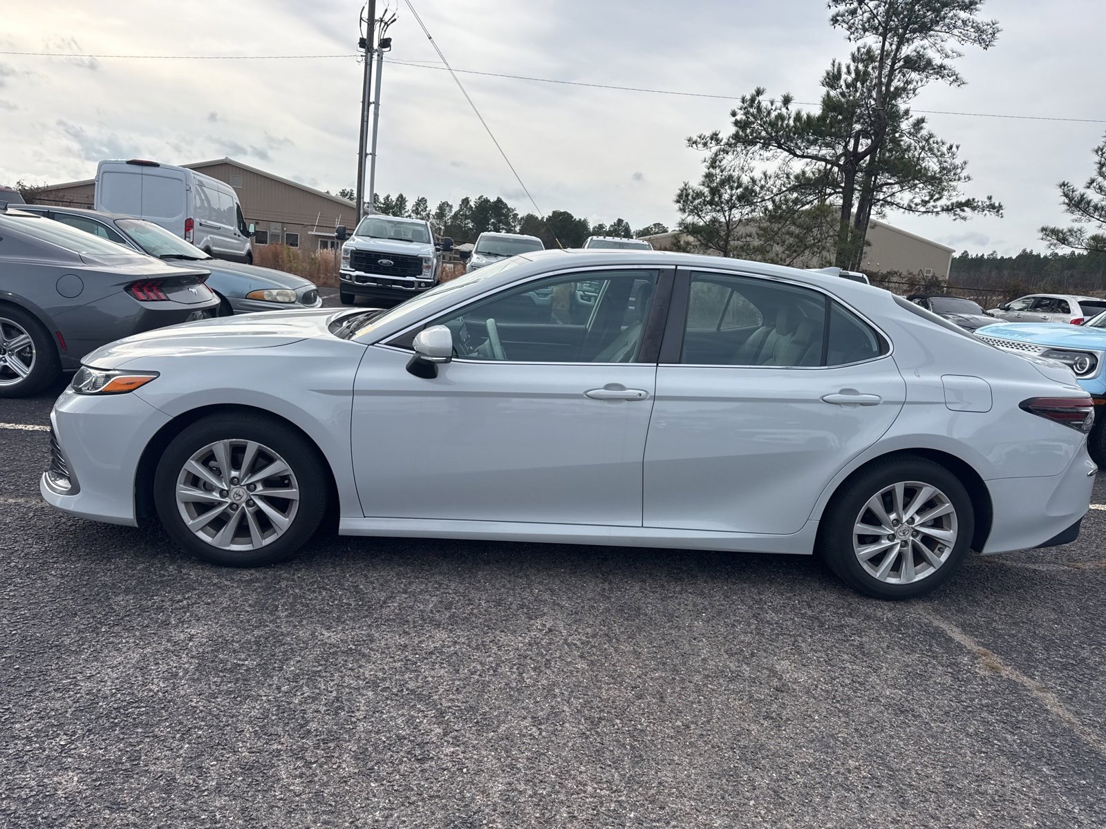Used 2022 Toyota Camry LE image 4