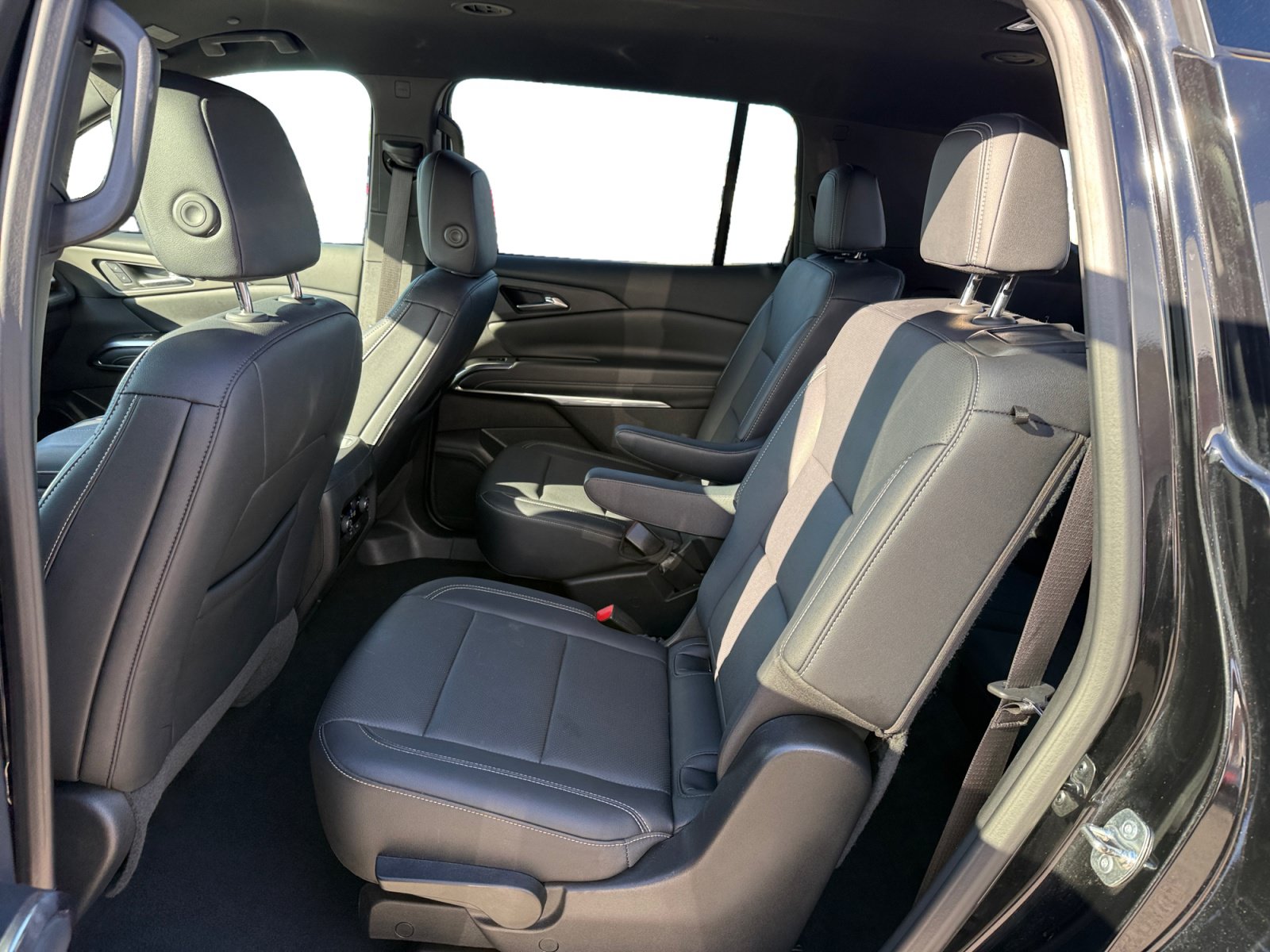 Used 2025 Chevrolet Traverse LT FWD image 16