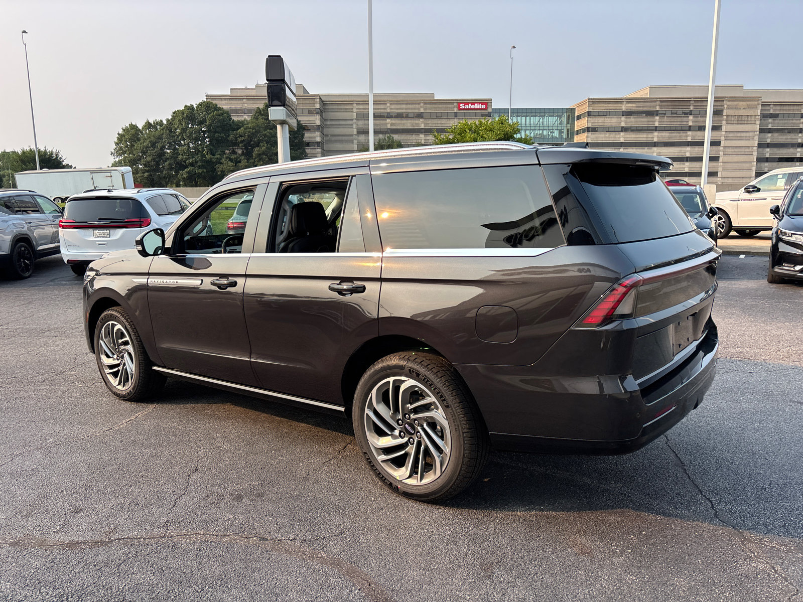 New 2027 Lincoln Navigator Reserve AWD/4WD image 5