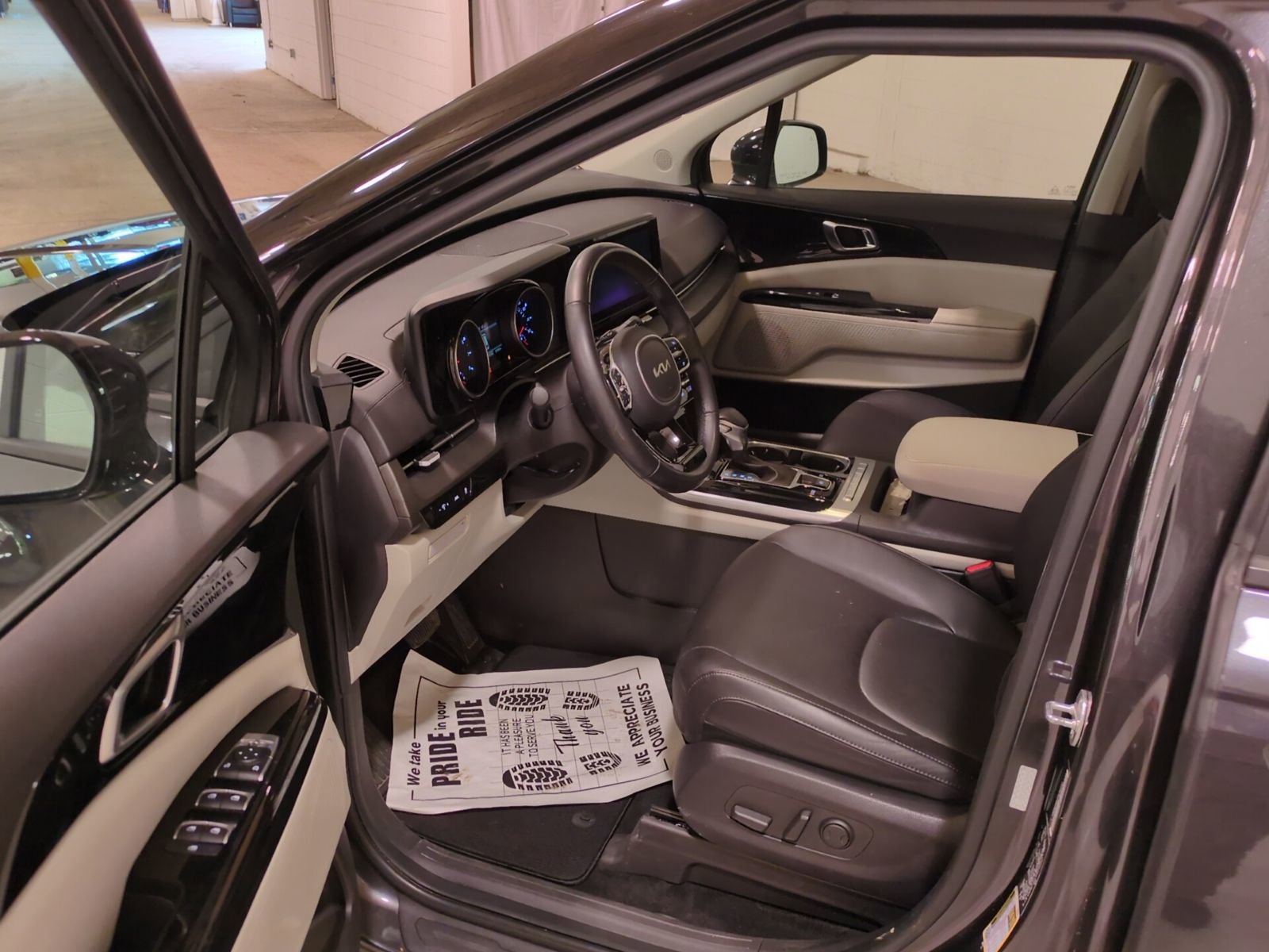 Certified 2023 Kia Carnival EX image 20