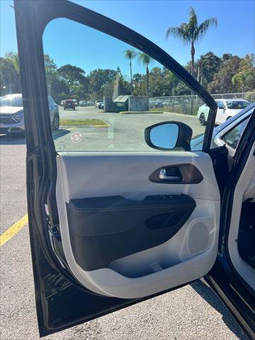 Used 2023 Chrysler Voyager LX image 42