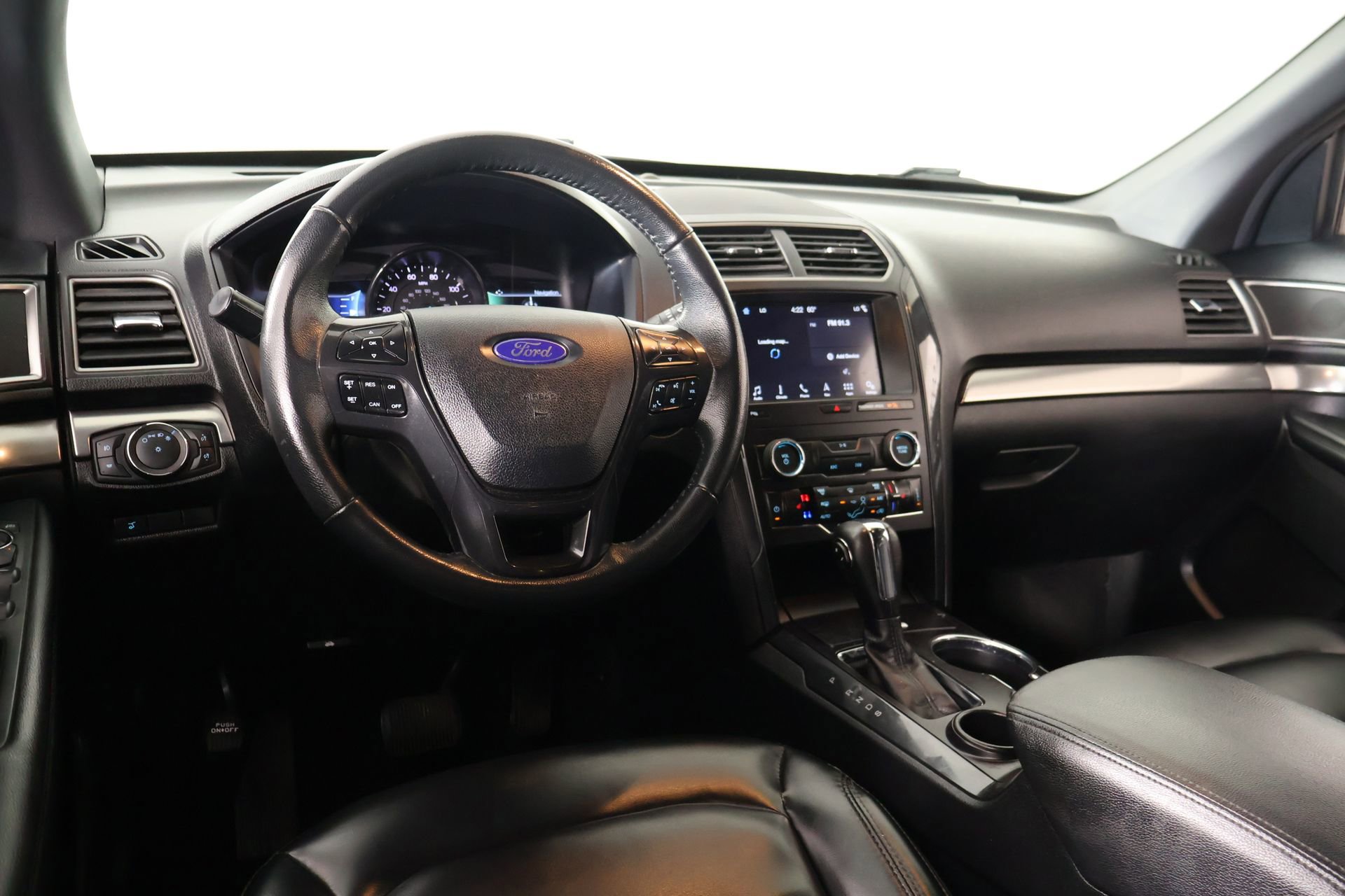 Used 2019 Ford Explorer XLT w/ Equipment Group 202A FWD image 2