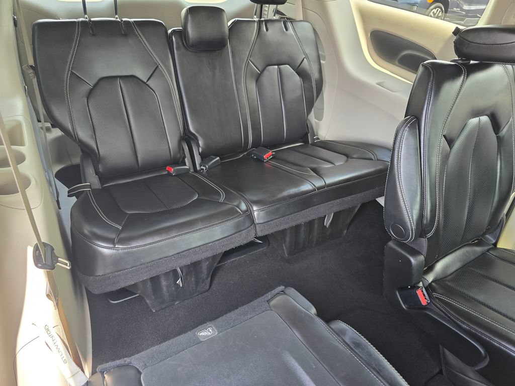 Used 2023 Chrysler Pacifica Touring-L FWD image 14