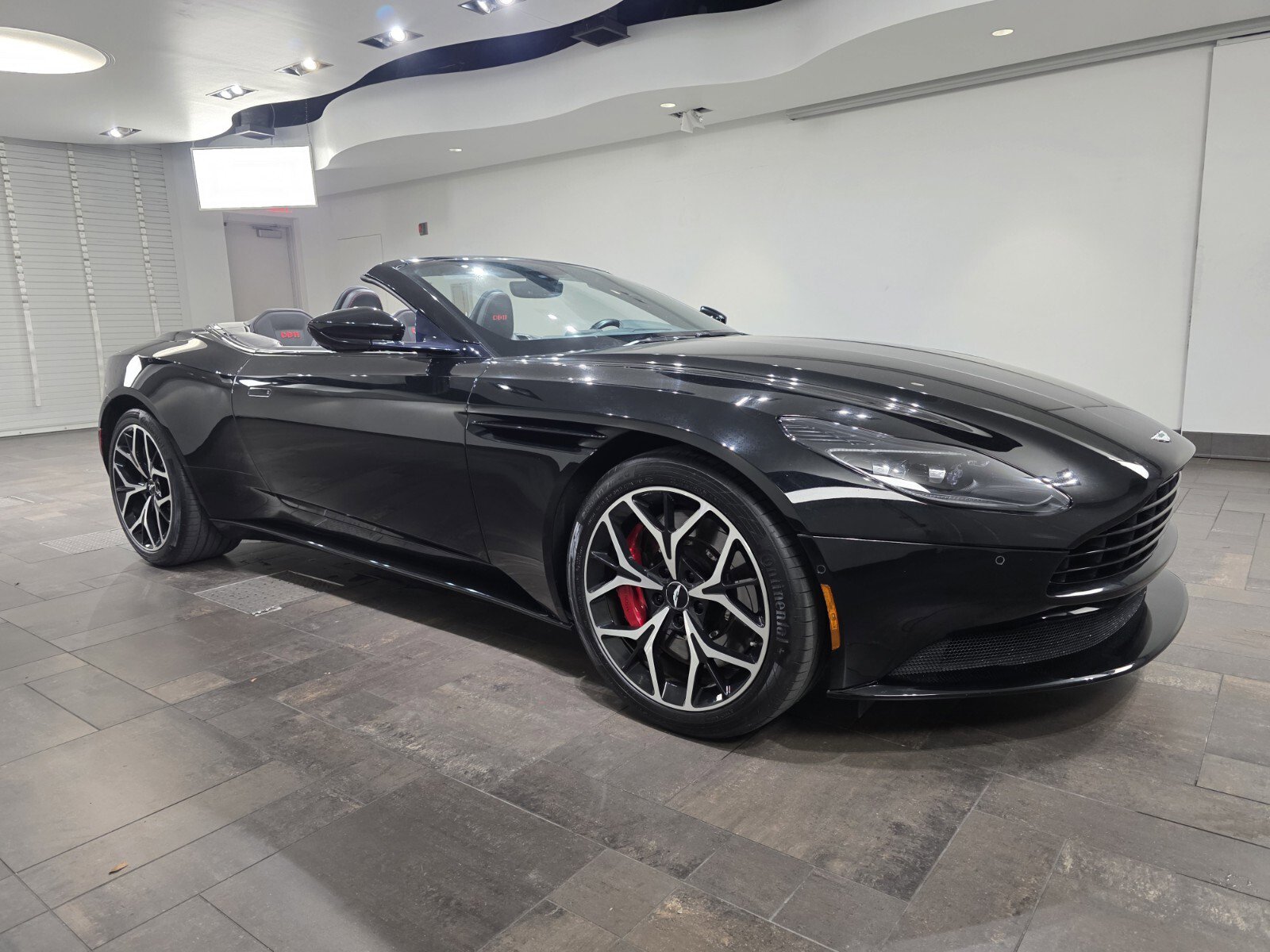 Used 2019 Aston Martin DB11 Volante image 1