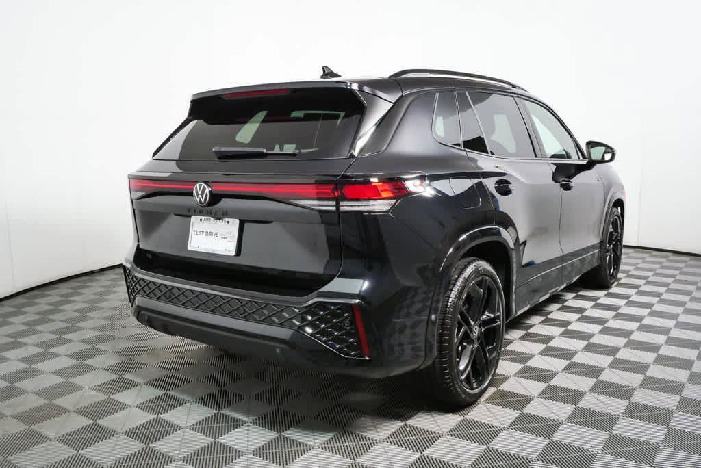 Certified 2025 Volkswagen Tiguan SE R-Line FWD image 27
