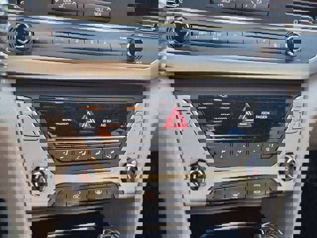 Used 2017 Hyundai Elantra SE image 12