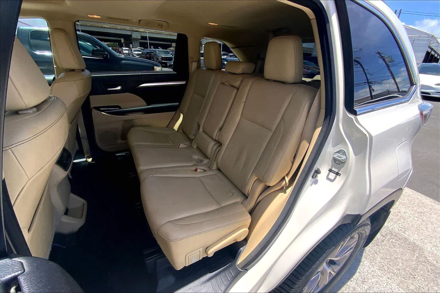 Used 2014 Toyota Highlander XLE w/ Preferred Accessory Package AWD/4WD image 29
