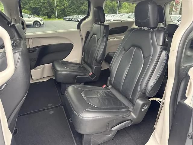 Used 2021 Chrysler Pacifica Touring-L FWD image 13