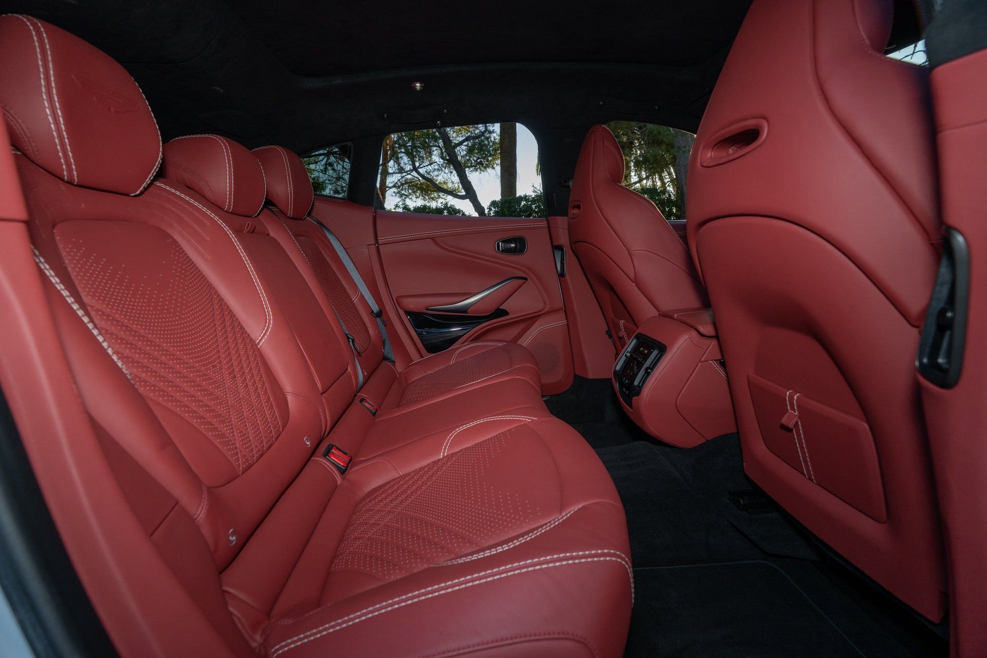 Used 2022 Aston Martin DBX image 17