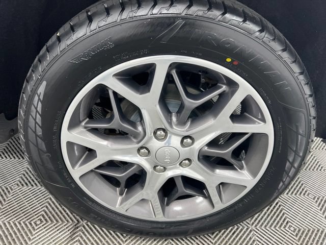 Used 2020 Jeep Grand Cherokee Overland AWD/4WD image 11