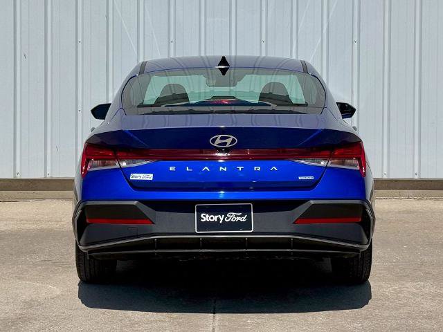 Used 2025 Hyundai Elantra Hybrid FWD image 5