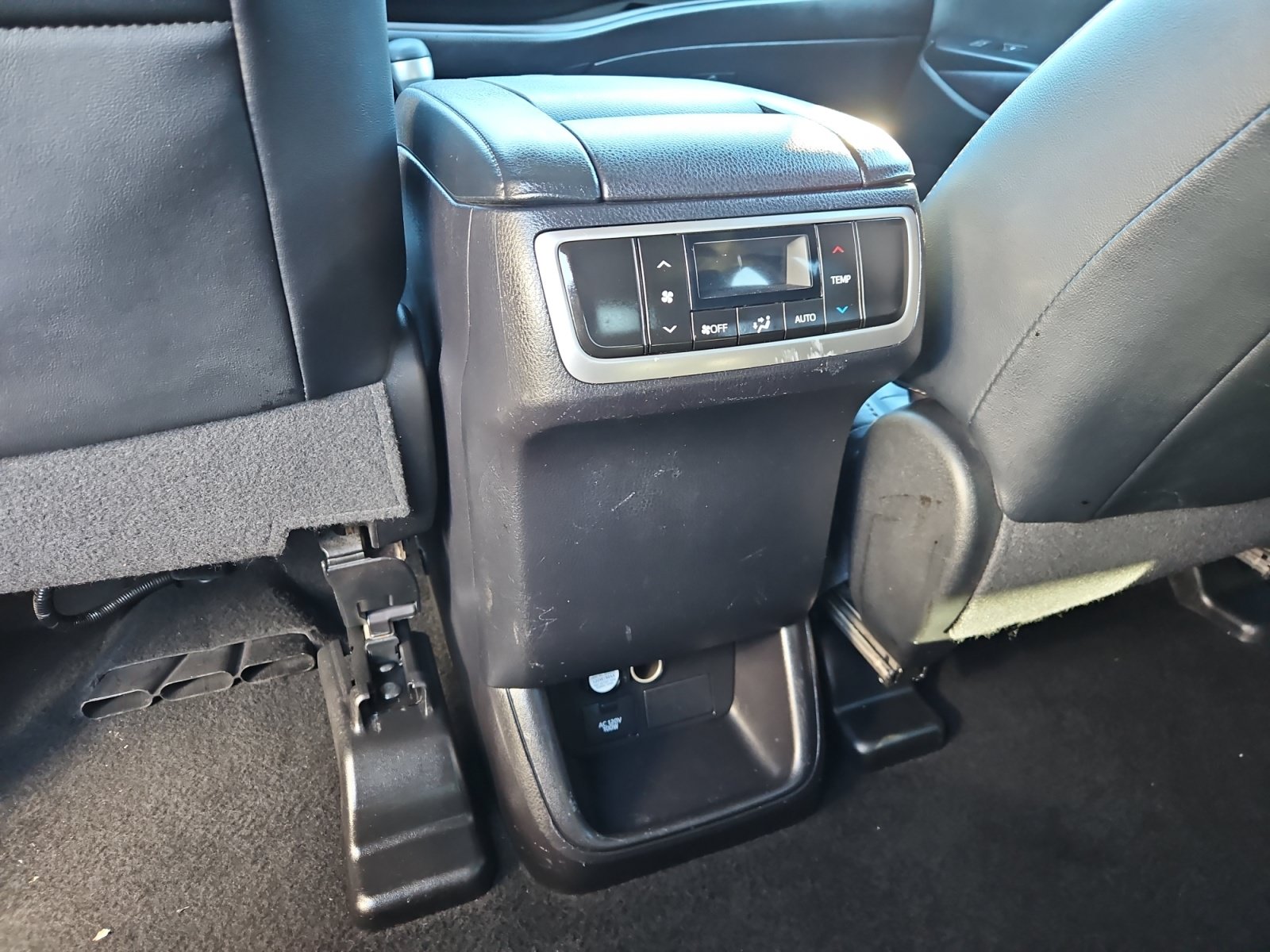 Used 2016 Toyota Highlander XLE AWD/4WD image 14