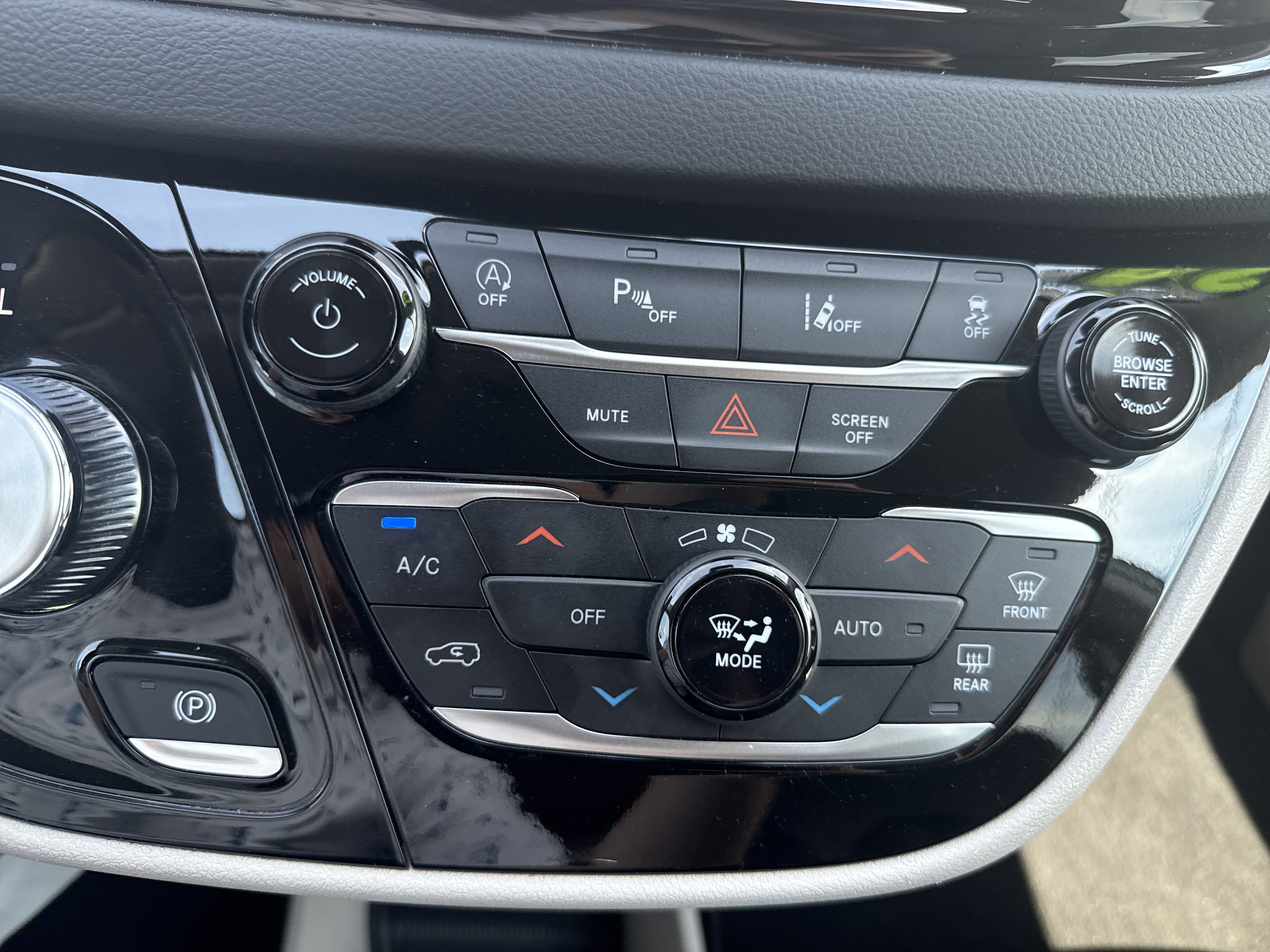 Used 2024 Chrysler Pacifica Touring-L FWD image 27