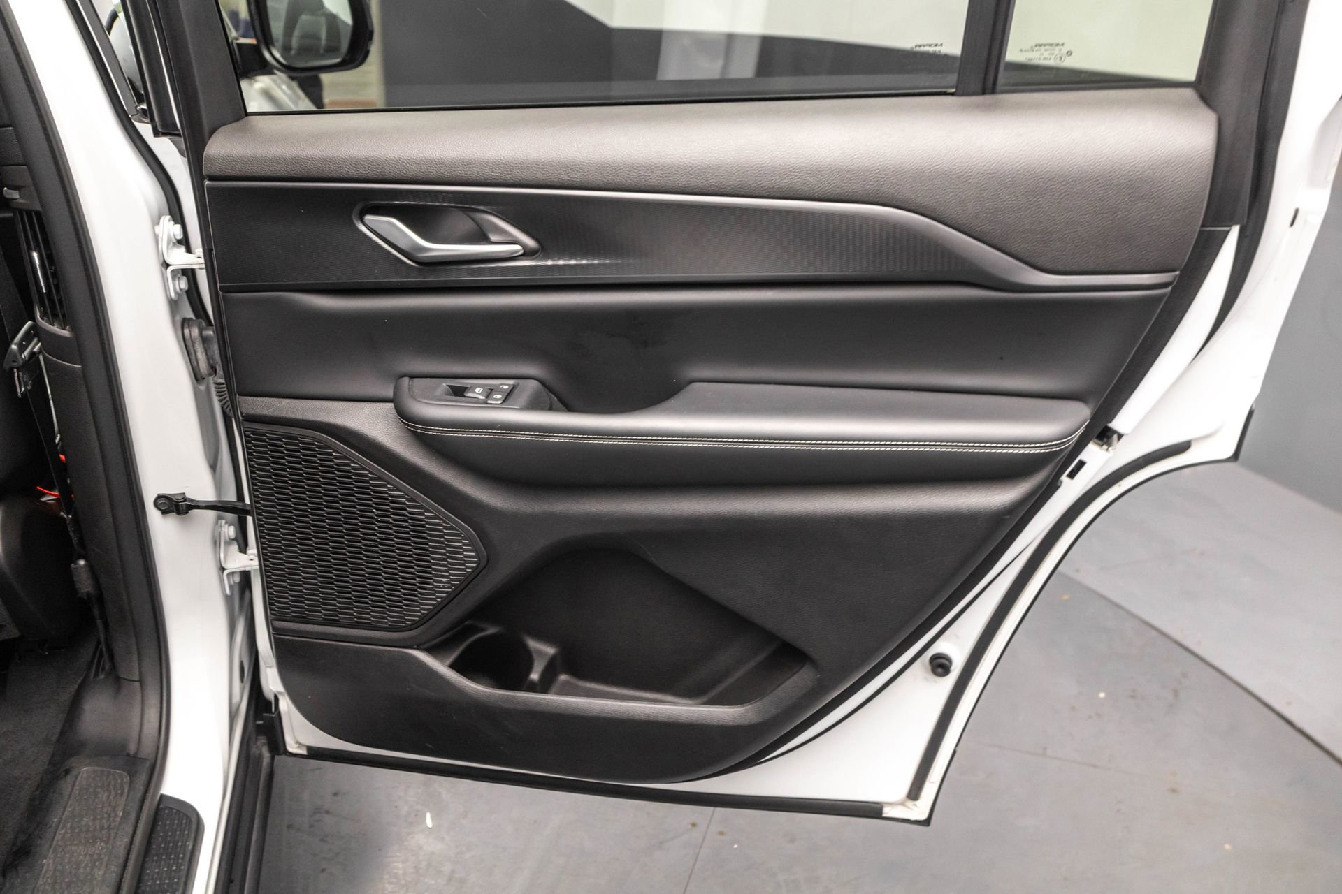 Used 2023 Jeep Grand Cherokee L Laredo AWD/4WD image 37