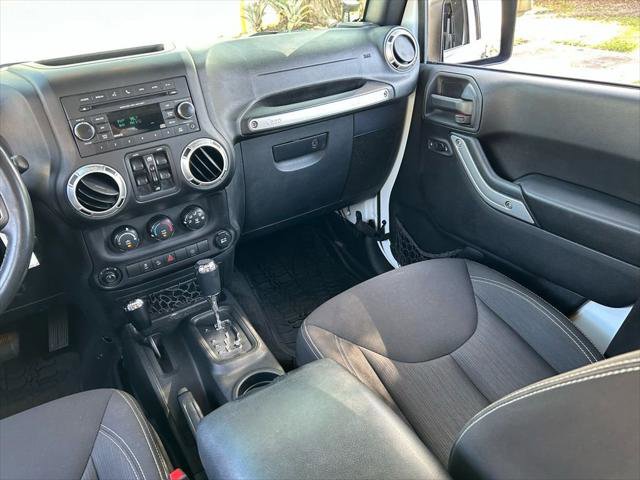 Certified 2017 Jeep Wrangler Unlimited Rubicon w/ Connectivity Group image 11