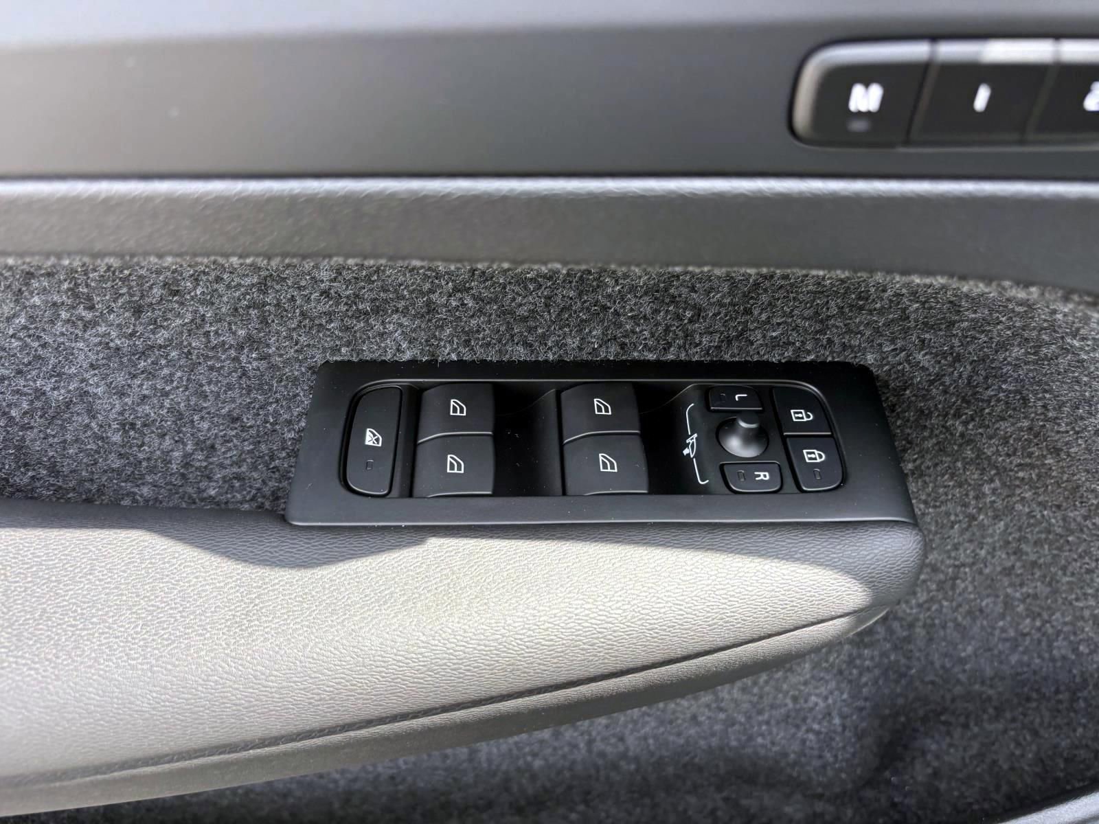 Used 2026 Volvo XC40 B5 Core w/ Protection Package Premier AWD/4WD image 13