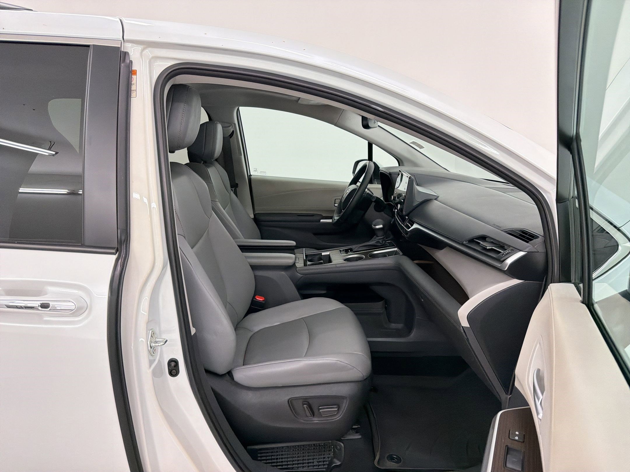 Used 2022 Toyota Sienna XLE image 27