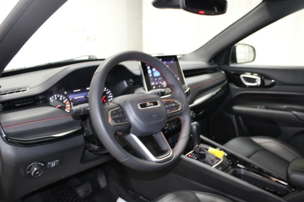 Used 2025 Jeep Compass Trailhawk image 23