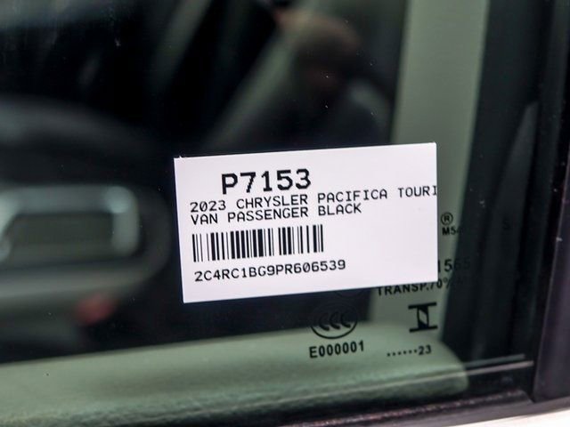 Used 2023 Chrysler Pacifica Touring-L image 31
