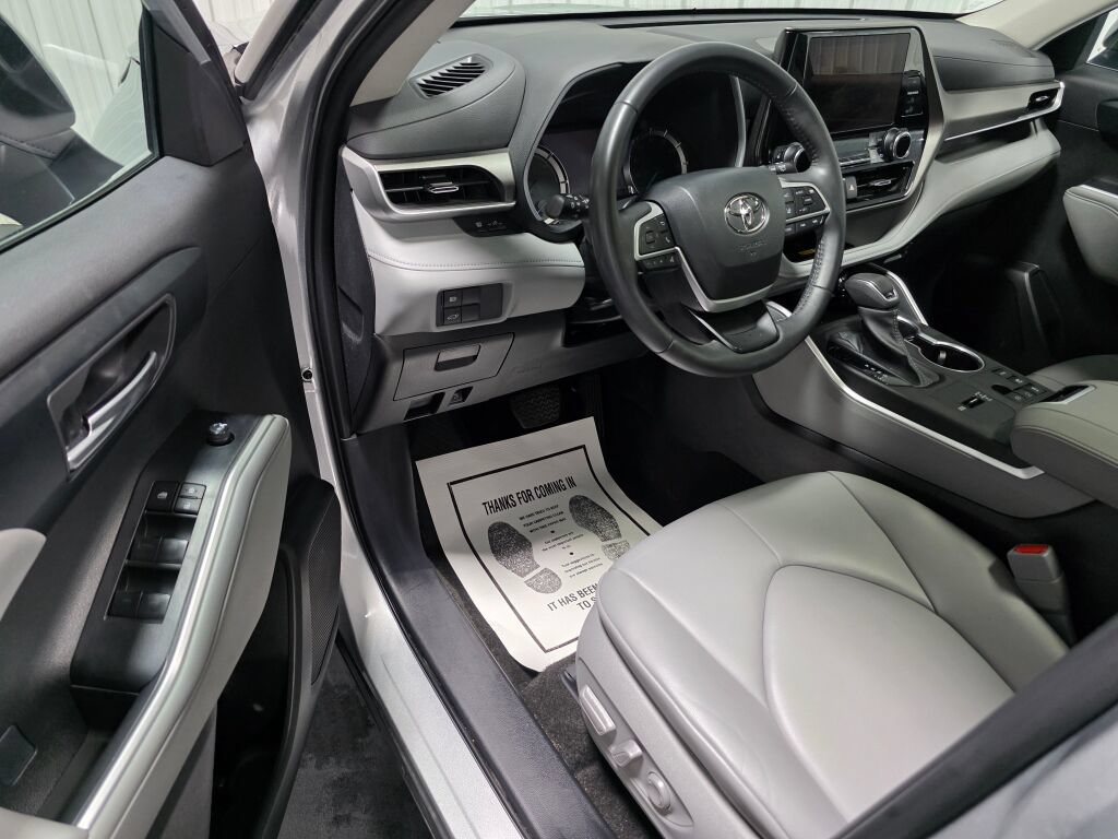 Used 2024 Toyota Highlander XLE AWD/4WD image 6