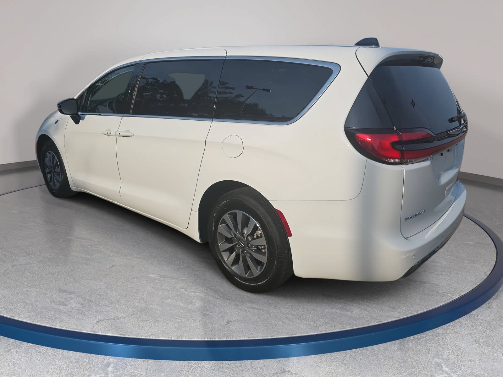 Used 2024 Chrysler Pacifica Limited FWD image 7