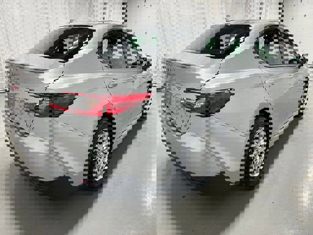 Used 2025 Toyota Camry LE image 7