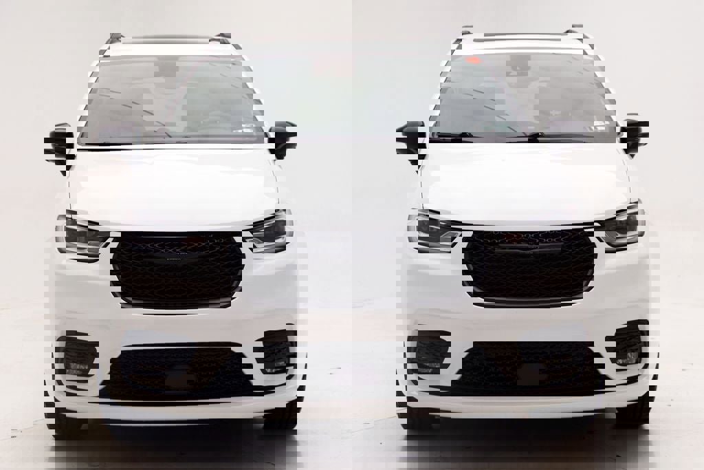 Used 2024 Chrysler Pacifica Limited w/ S Appearance Package image 5