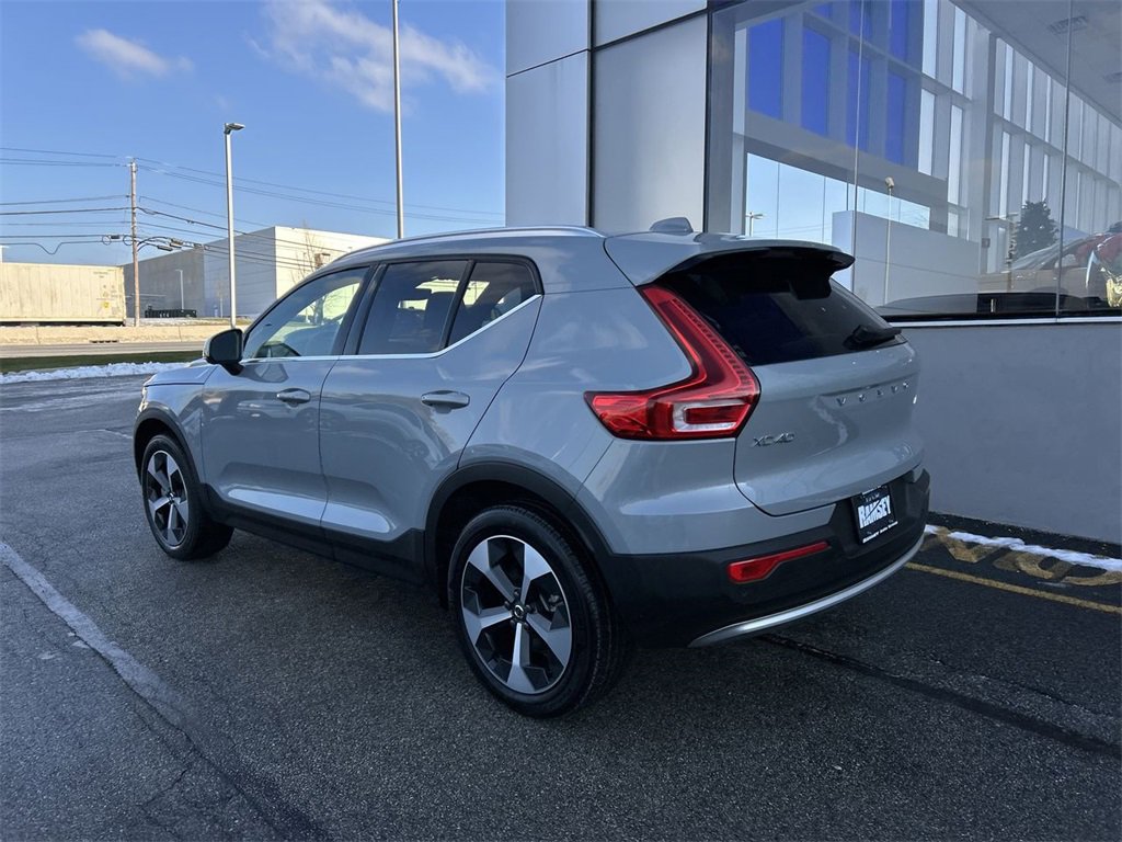 Used 2024 Volvo XC40 B5 Plus image 6